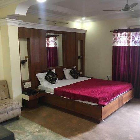 Hotel Poonam Rāipur Kültér fotó