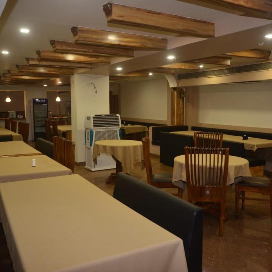 Hotel Poonam Rāipur Kültér fotó