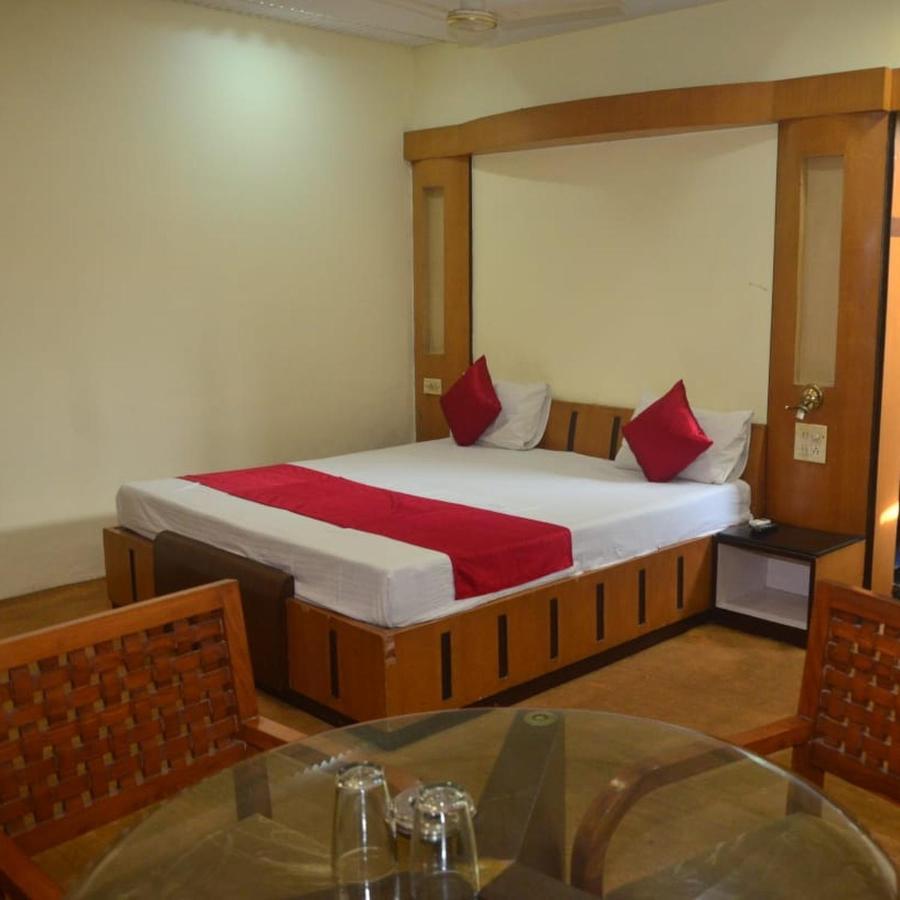 Hotel Poonam Rāipur Kültér fotó
