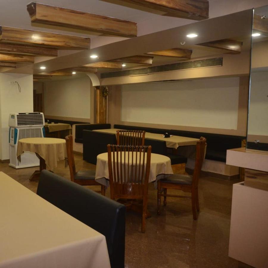 Hotel Poonam Rāipur Kültér fotó