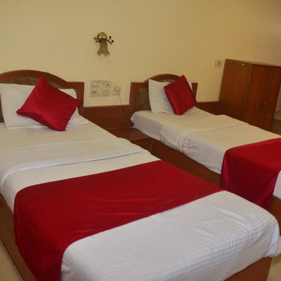 Hotel Poonam Rāipur Kültér fotó