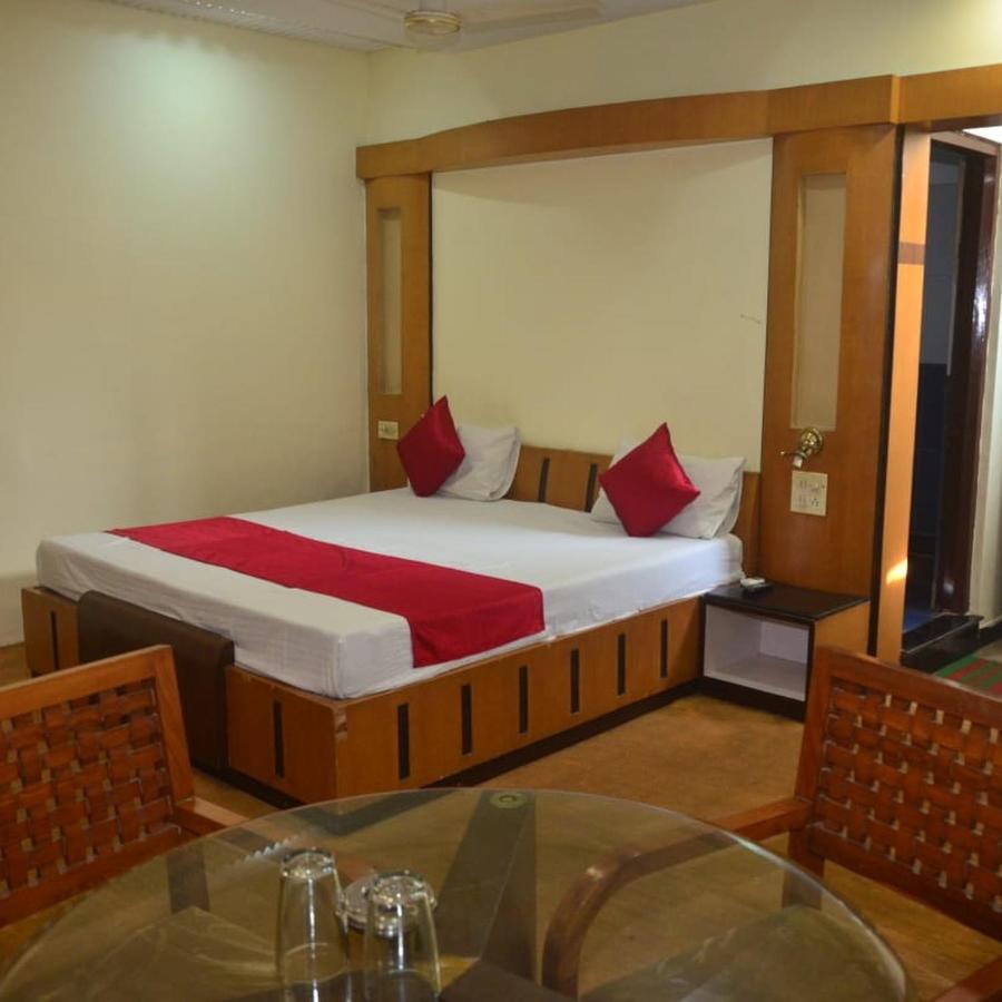 Hotel Poonam Rāipur Kültér fotó