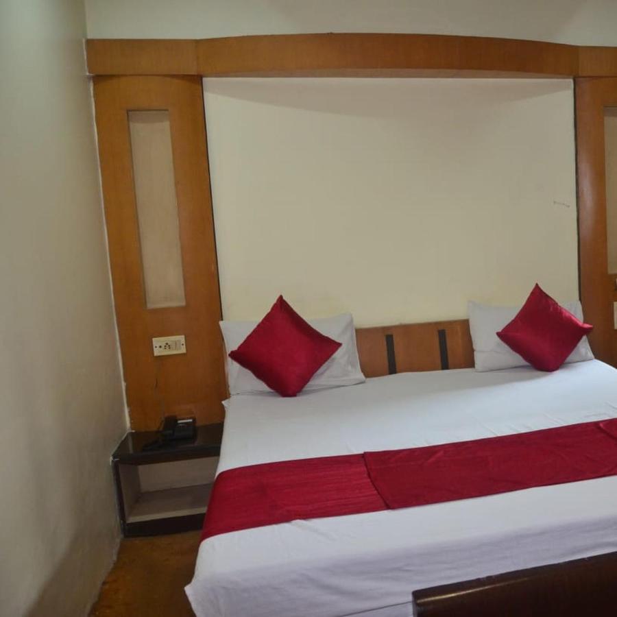 Hotel Poonam Rāipur Kültér fotó