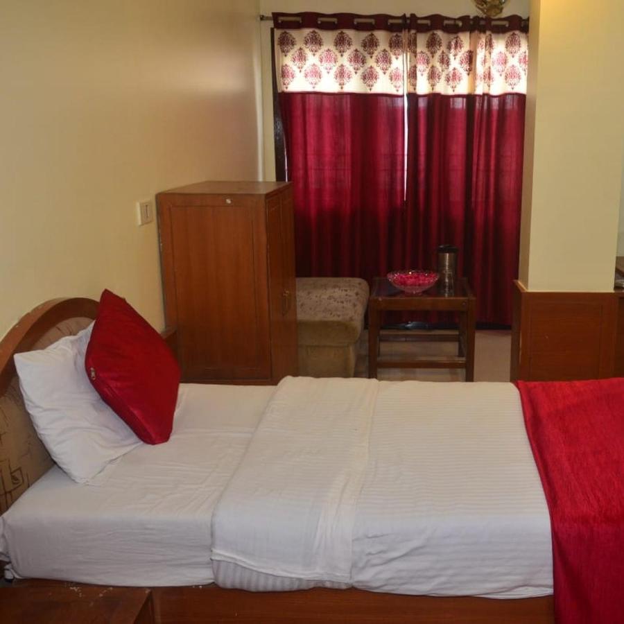 Hotel Poonam Rāipur Kültér fotó