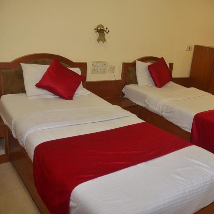 Hotel Poonam Rāipur Kültér fotó