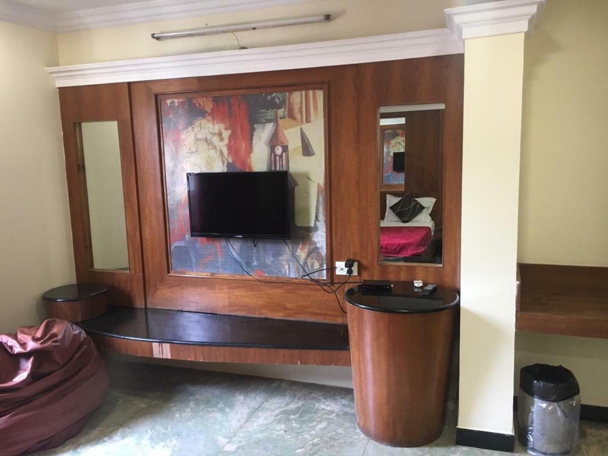 Hotel Poonam Rāipur Kültér fotó