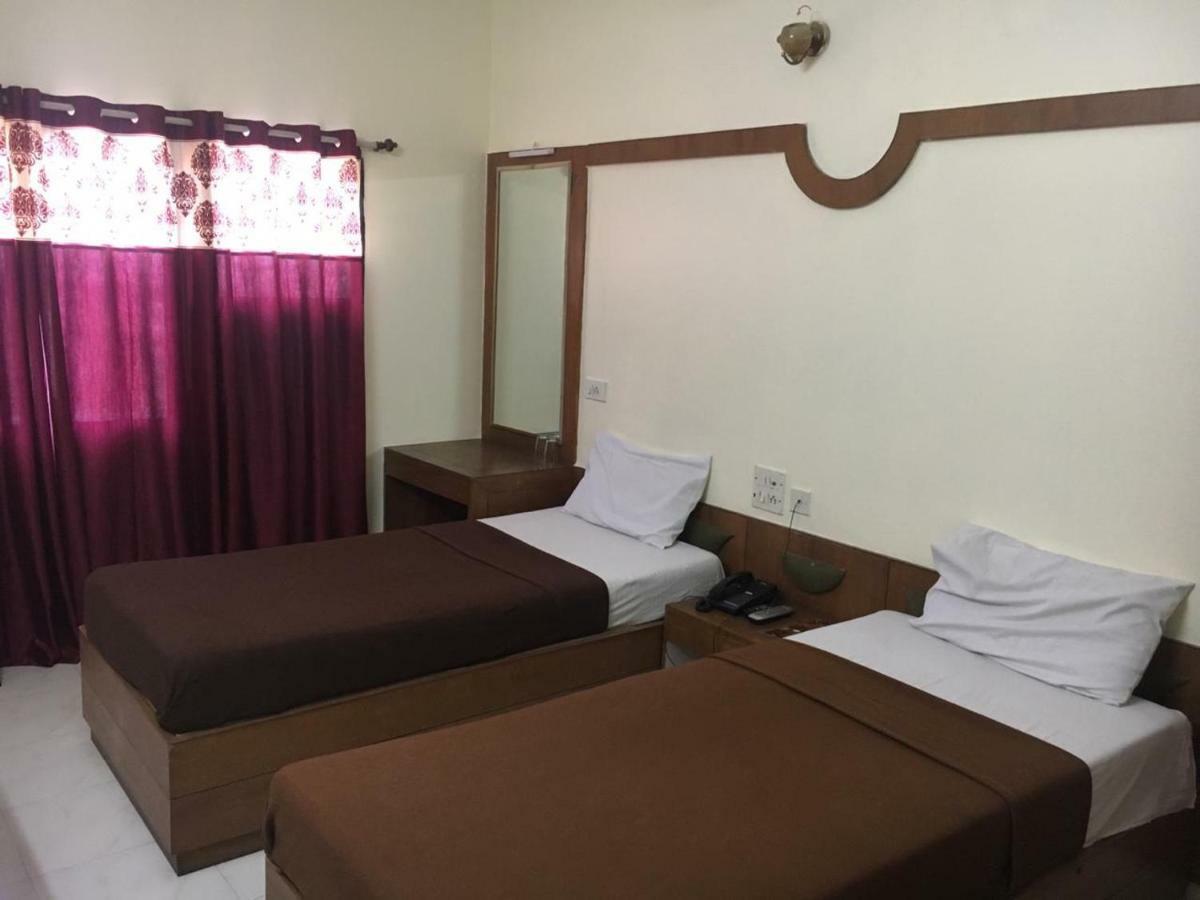 Hotel Poonam Rāipur Kültér fotó