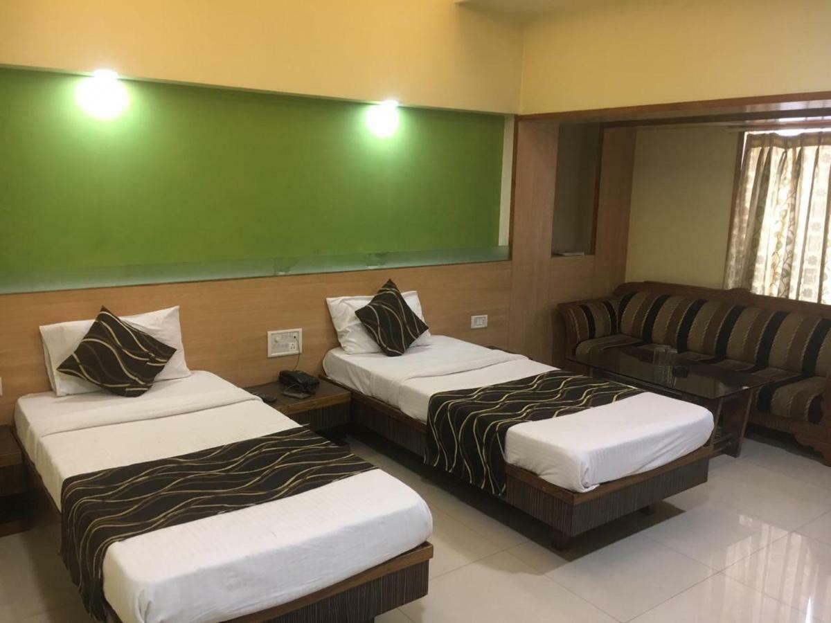 Hotel Poonam Rāipur Kültér fotó
