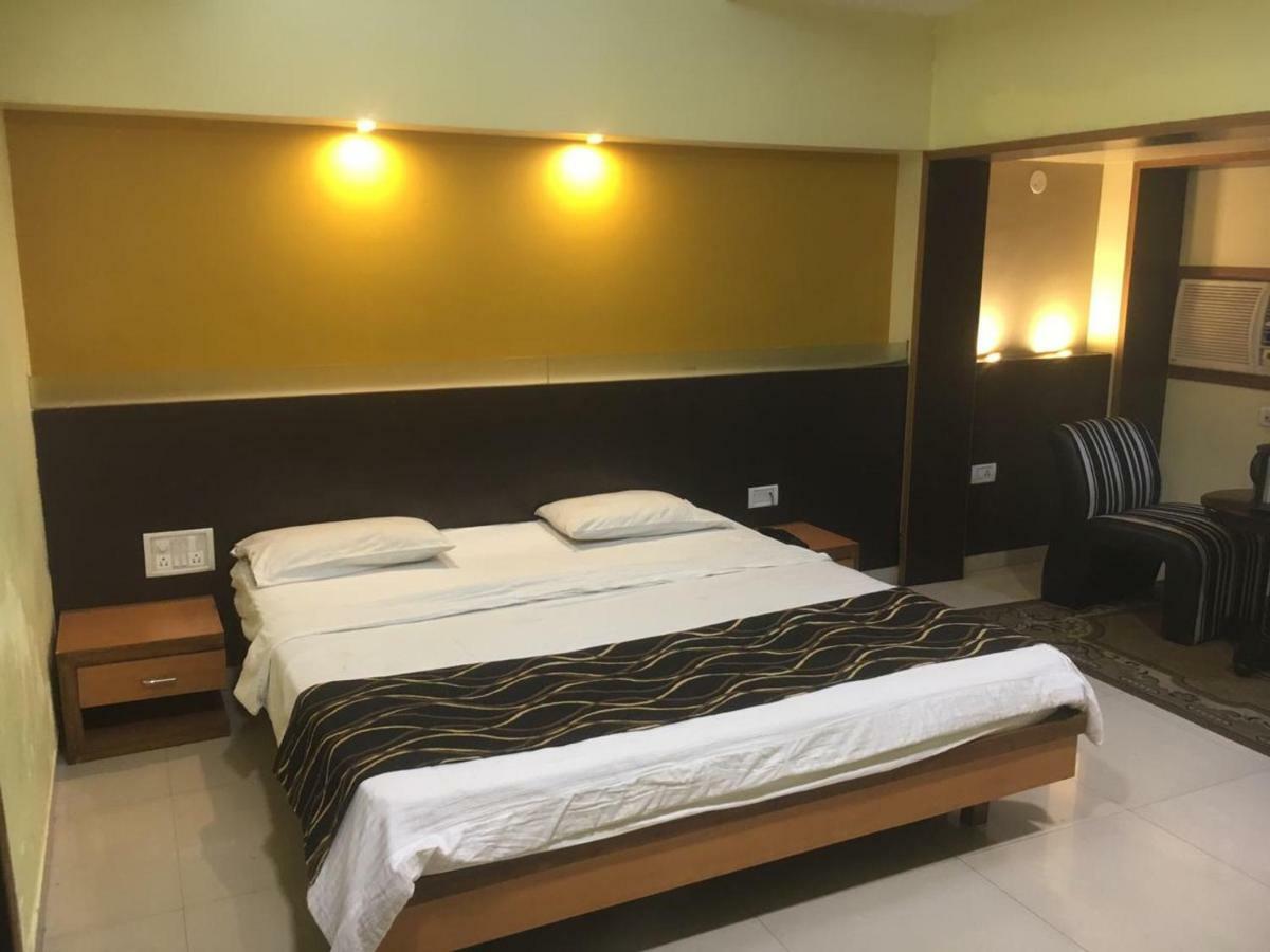 Hotel Poonam Rāipur Kültér fotó