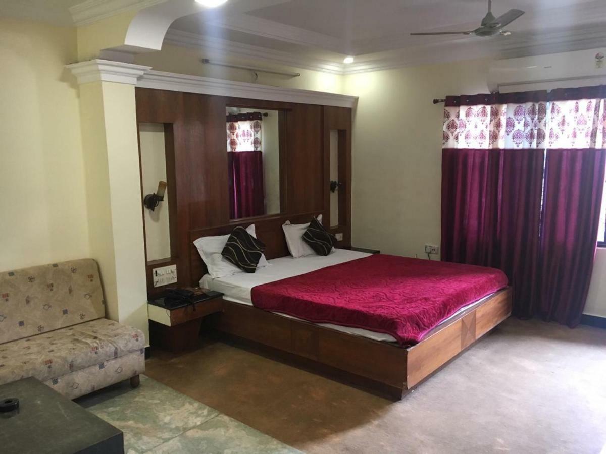 Hotel Poonam Rāipur Kültér fotó